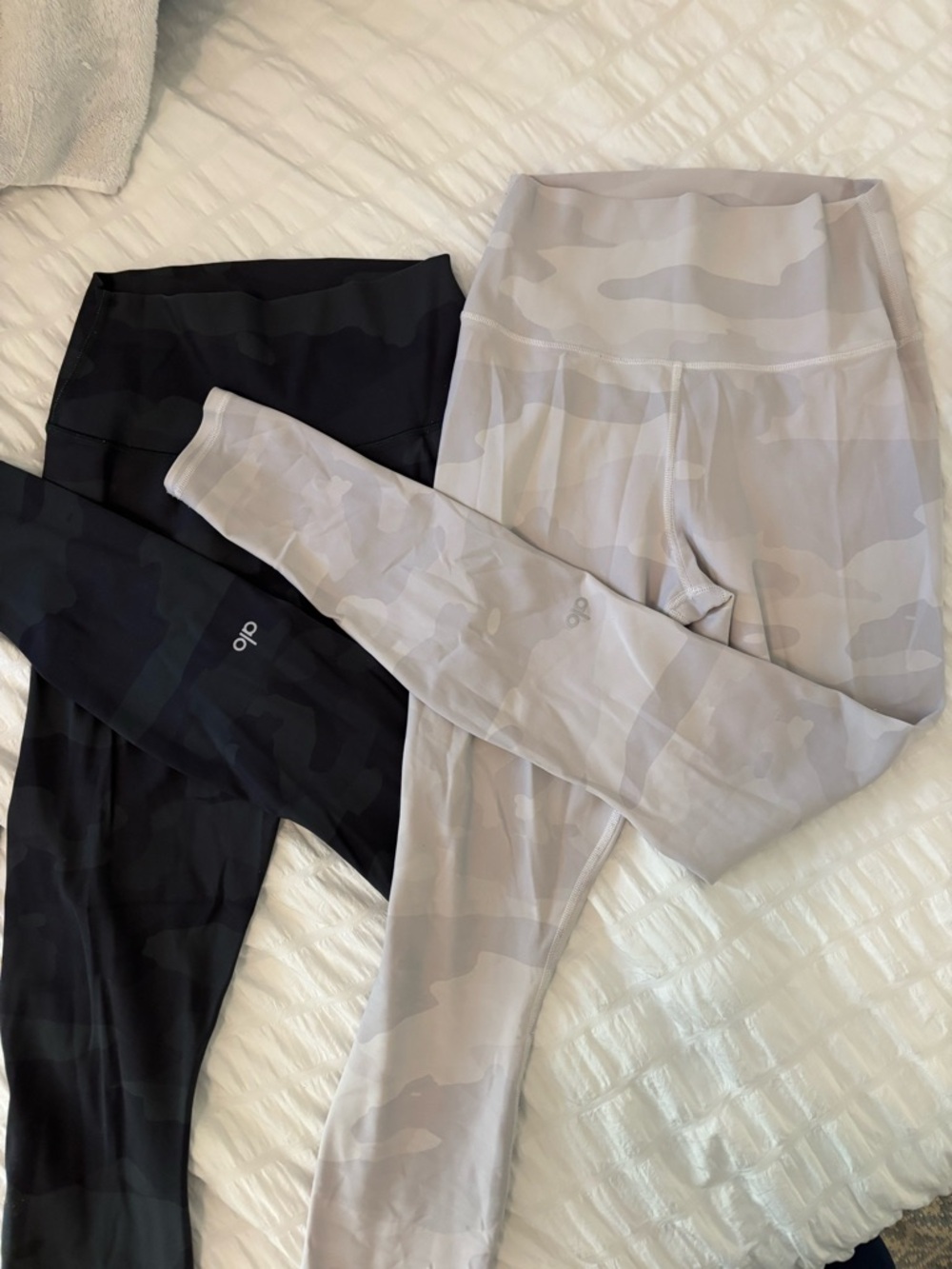ALO Yoga Camo Leggings - Black & Light Gray